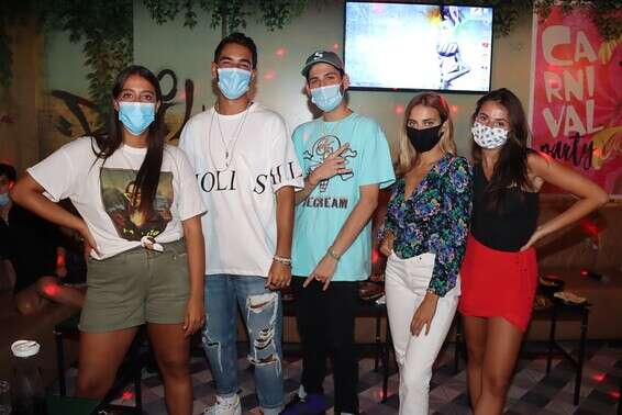 חוגגים עם מסכות. כוכבי "הקומה האחרונה" // צילום: אביב חופי